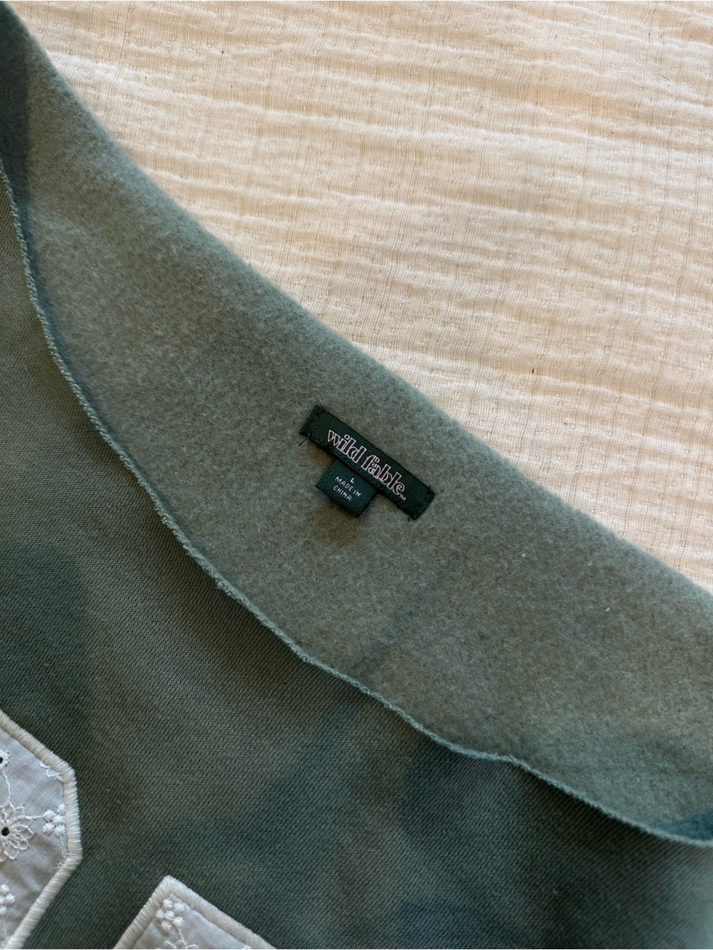 wild fable sage green sweatshirt with white appliqué - Picture 2 of 2